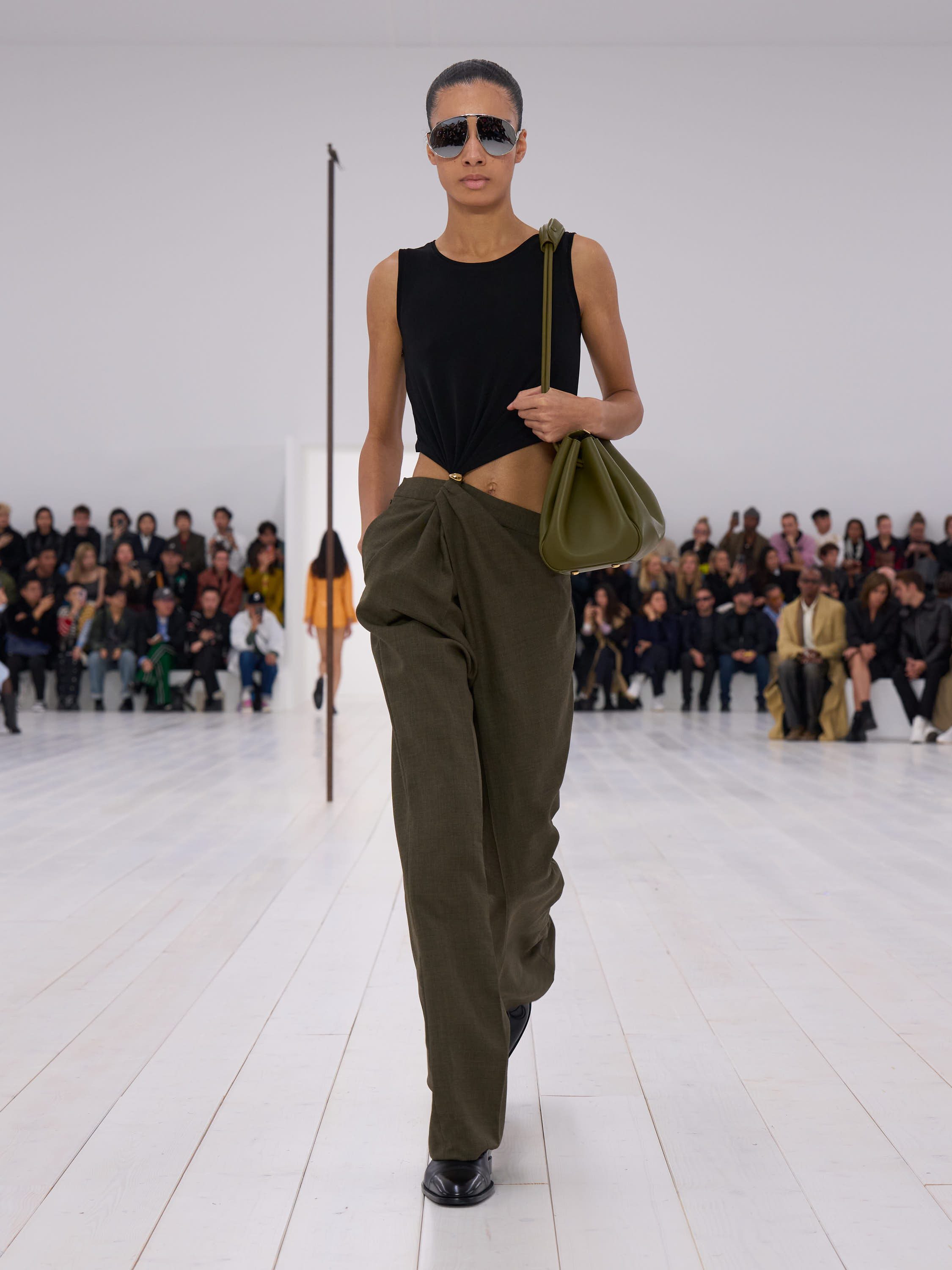 LOEWE_SS25_WW_SHOW_RUNWAY_LOOK